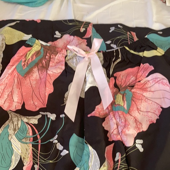 SOLD‼️‼️Gorgeous Floral w Black Background PJ Bottoms with Pale Pink Satin Bow … - Picture 5 of 7